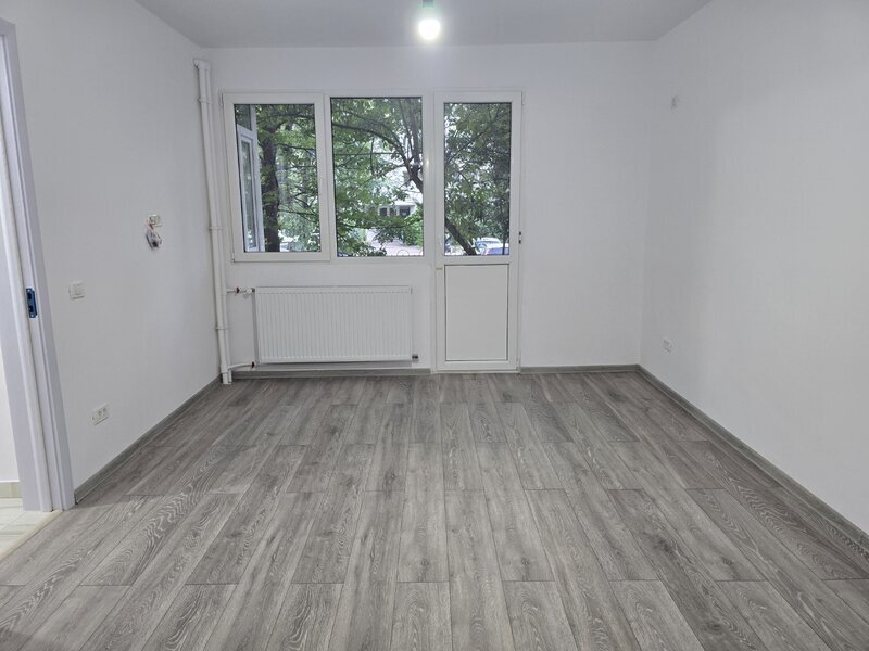 Titan, 5 minute metrou 1 Decembrie 1918, bloc 1980,