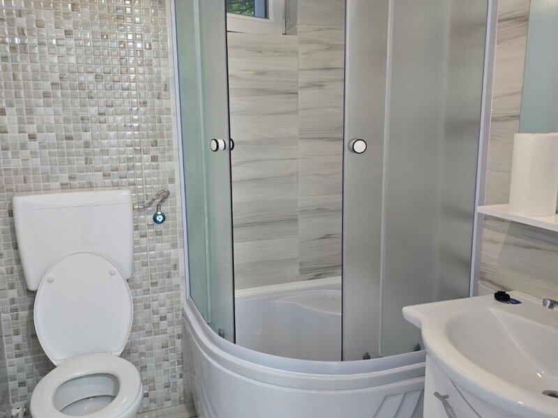 Titan, 5 minute metrou 1 Decembrie 1918, bloc 1980,